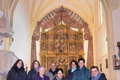 Los vecinos de Quintanilla de Riofresno han hecho piña para restaurar el retablo.-ALBERTO MARROQUÍN