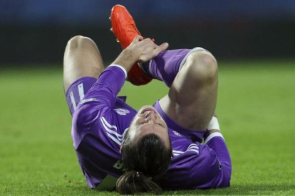 Bale se duele sobre el césped del José Alvalade tras lesionarse en el tobillo derecho.-AP / ARMANDO FRANCA