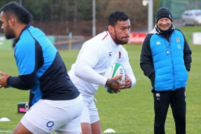 El seleccionador de Inglaterra, el australiano Eddie Jones, observa el entrenamiento de sus pupilos Billy y Mako Vunipola.-AFP / PAUL FAITH