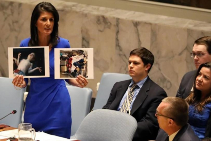 Nikki Haley sostiene unas fotografías de las víctimas del gas serín  en Siria-SHANNON STAPLETON