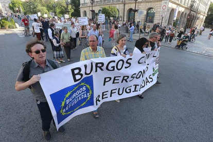 Un centenar de personas se manifestaron ayer con motivo del Día Mundial del Refugiado.-RAÚL G. OCHOA