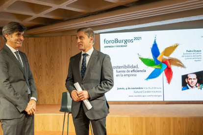 El responsable de Dinamismo Empresarial, Javier Cuasante, y el director general de la Fundación Caja de Burgos, Rafael Barbero. ECB