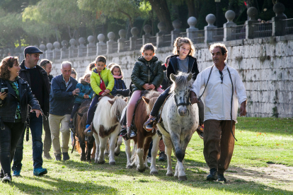 Burgaleses y visitantes disfrutan de la segunda jornada del Burgos Cidiano 2022. TOMÁS ALONSO