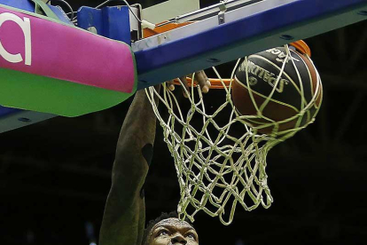 Deon Thompson machaca durante el partido ante el Betis.-ACB PHOTO / F. RUSO