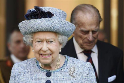La Casa Real británica convoca una reunión de emergencia en el Palacio de Buckingham La reina Isabel II de Inglaterra (i) y su marido, el duque Felipe de Edimburgo.-EFE