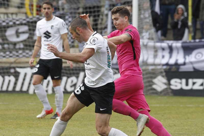Cervero se zafa de un rival en el choque que jugó el Burgos CF en El Plantío ante la Ponferradina.-SANTI OTERO