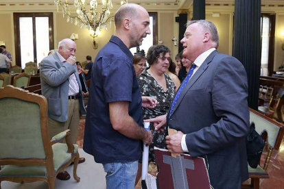 El portavoz del SOI, Fernando Ojeda, y Lorenzo Rodríguez (Ciudadanos), una vez finalizado el pleno de ayer.-RAÚL G. OCHOA