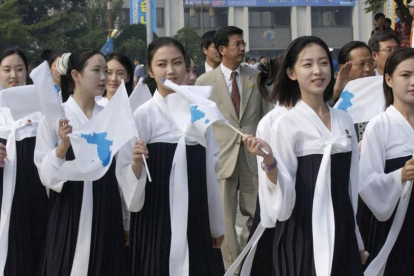 Grupo de animadoras de Corea del Norte en el Campeonatos de Atletismo de Asia en el 2005.-/ AFP / HWANG SUNGHEE