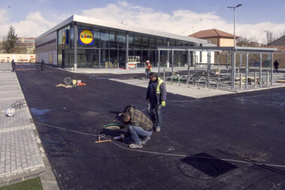 Los trabajos para la construcción del supermercado, en calle Cascajera, están a punto de concluir.-ISRAEL L. MURILLO