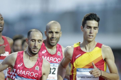 Gómez tira del grupo durante la final disputada ayer.-TWITTER / RFEA / MIGUELEZ TEAM