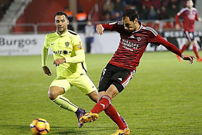 Álex Ortiz realiza un pase con la camiseta del CD Mirandés.-LALIGA.COM