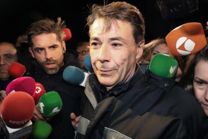 Ignacio González rodeado de medios, tras su salida de prisión.-KIKO HUESCA / EFE