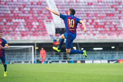 Jesús Alfaro celebra uno de sus goles con el Barça B al Eldense.-FC BARCELONA