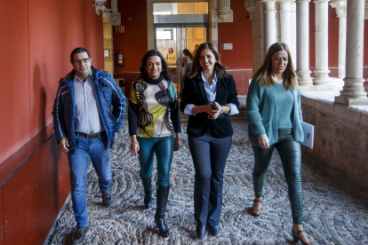 De izquierda a derecha: Javier Lezcano, Alicia Palomo, Esther Peña y Virginia Barcones antes del encuentro con los coordinadores comarcales  del PSOE de Burgos. SANTI OTERO