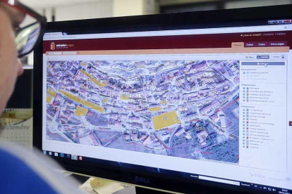 Un internauta visita la web de Mirador Burgos impulsada por la Diputación.-RAÚL G. OCHOA