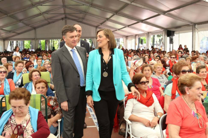 La consejera de Familia e Igualdad de Oportunidades, Milagros Marcos, asiste al Encuentro Provincial de Aulas Sociales y Aulas de Manualidades junto al presidente de la Diputación, Francisco Vázquez-Ical