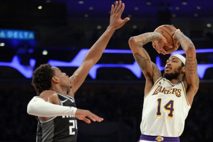 PIngram (Lakers) tira ante la oposición de Hield (Sacramento).