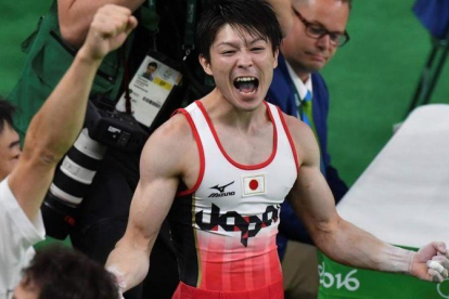 Kohei Uchimura celebra la victoria en el 'all around' de gimnasia.-AFP / BEN STANSALL