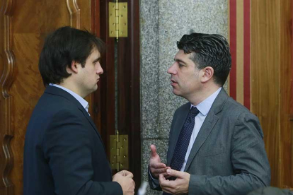Berzosa (PP) y Marañón (C’s) charlan durante un pleno.-R. OCHOA