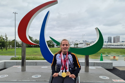 Marta Fernández posa con sus tres medallas en la villa olímpica. @PARALIMPICOS
