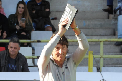 Patxi Salinas aplaude al público de El Plantío.-ISRAEL L. MURILLO