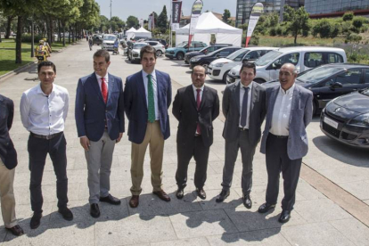 Los representantes de los concesionarios que integran Aconauto junto a Ángel Ibáñez en la inauguración de la VI Feria del Automóvil.-SANTI OTERO