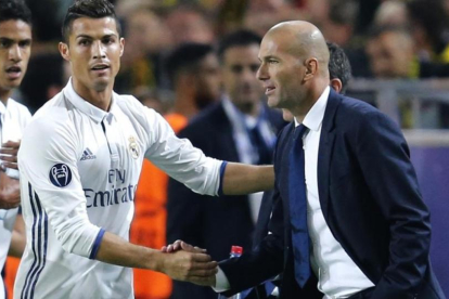 Cristiano Ronaldo saluda a Zidane tras el primer gol del Madrid.-AP / MICHAEL PROBST