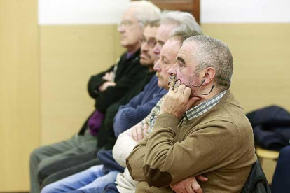 (De izq. a dch.) los acusados José Carlos Peña, Luis Román, Roberto Ortiz, Jean Paul Sánchez y el arquitecto municipal, Restituto Ortiz, ayer en el juicio.-R.O.