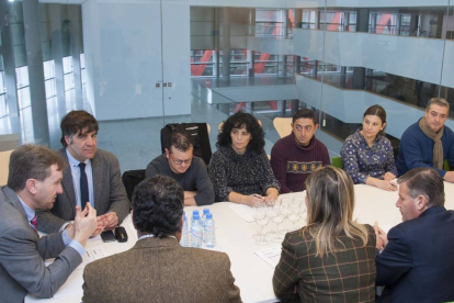 Miembros del grupo de trabajo que conformará la candidtaura de Burgos  qu e se reunió ayer.-SANTI OTERO