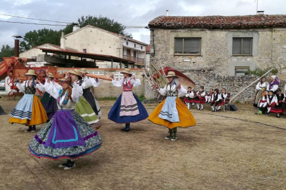 Las danzas clásicas castellanas nunca faltan en esta cita de Mozares con sus usos y costumbres de antaño.-AMIGOS DE MOZARES