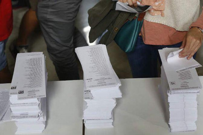 Papeletas electorales en un colegio de Barcelona.-JULIO CARBO