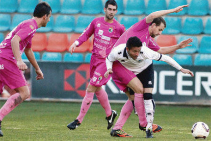 El jugador del Burgos CF Chietino presiona a un futbolista del Salamanca en un partido disputado en El Helmántico en la temporada 2011-2012. Aquella campaña el Burgos CF ya vistió de rosa. ECB