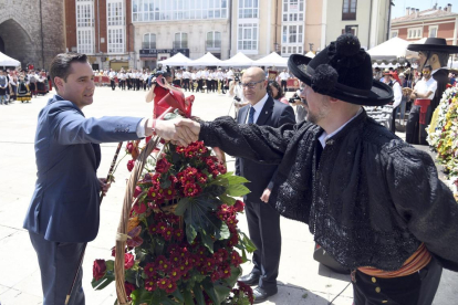 El alcalde de Burgos, Daniel de la Rosa, saluda a uno de los voluntarios del comité de folclore.-ICAL