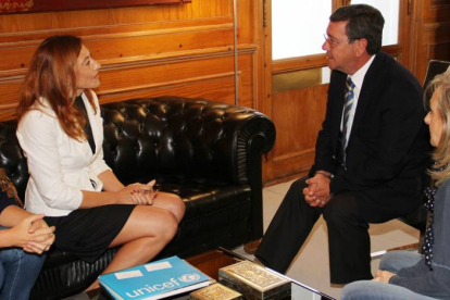 La presidenta de Unicef en Castilla y León, Pepa Pequeño (segunda por la izquierda), durante su encuentro con César Rico.-ECB