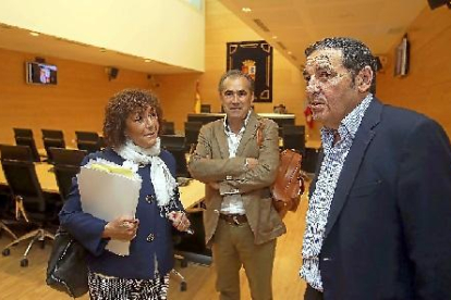 Antonio Sáez, en primer plano, junto a los socialistas Mercedes Martín y Luis Briones antes de comenzar la comparecencia en la comisión.-ICAL