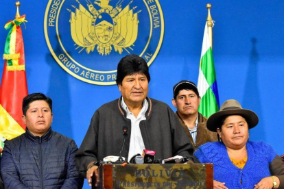 El presidente de Bolivia, Evo Morales (2-i), habla durante una breve comparecencia este domingo en el hangar presidencial de El Alto (Bolivia).-EFE