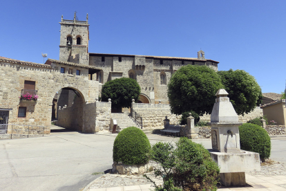 La iglesia de Santa Eugenia y el conjuradero (izquierda) son los bienes monumentales más representativos de Villegas. DARÍO GONZALO