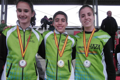 Los atletas del Condado de Haza arandino Rubén Álvarez (oro), Lorena Villagra (plata) y Laura Herrero (bronce)-ECB