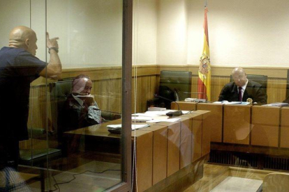 El 7 de septiembre de 2006, durante un juicio por haber amenazado de muerte al juez Baltasar Garzón, el etarra Ignacio Bilbao amenazó con pegarle siete tiros y arrancarle la piel al presidente del tribunal que lo juzgaba, Alfonso Guevara.-EMILIO NARANJO