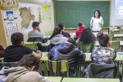 Un grupo de jóvenes asiste a clase para sacarse el título de Educación Secundaria Obligatoria en el CEPA San Bruno.-SANTI OTERO