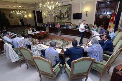 El pleno provincial de ayer se caracterizó por sus debates farragosos y el consenso en la moción socialista.-RAÚL G. OCHOA