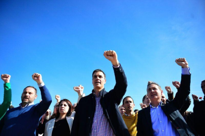 Pedro Sánchez, rodeado de sus afines, en Dos Hermanas (Sevilla).-AFP / CRISTINA QUICLER