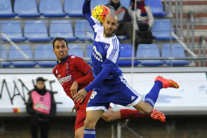 Vélez pugna por un balón aéreo con un defensor del Numancia en el choque del pasado fin de semana-Diego Mayor