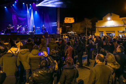 Gamonal disfruta de Las Candelas a ritmo del rock y el metal. Sexma abrieron el festival. FOTOS: TOMÁS ALONSO