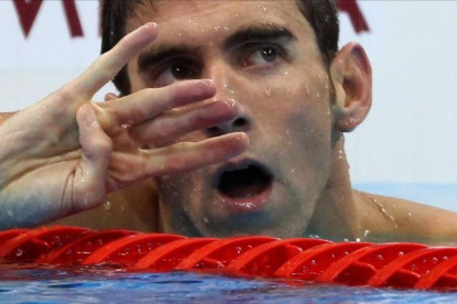 Phelps alza cuatro dedos en la llegada de los 200 estilos para reflejar los cuatro títulos consecutivos en esta prueba desde Atenas-STEFAN WERMUTH