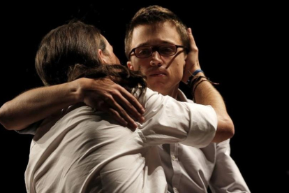 Iglesias abraza a Errejón tras el mal resultado en la noche electoral del 26-J.-JOSE LUIS ROCA