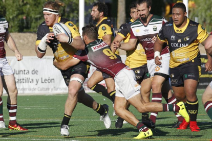 Snyman abre la puerta en la defensa del Alcobendas a pesar del placaje del medio melé visitante, Facundo Munilla, ayer.-SANTI OTERO