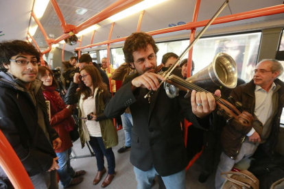 Diego Galaz tocó el violín trompeta en el autobús municipal en el que se desarrolló la rueda de prensa.-Raúl Ochoa