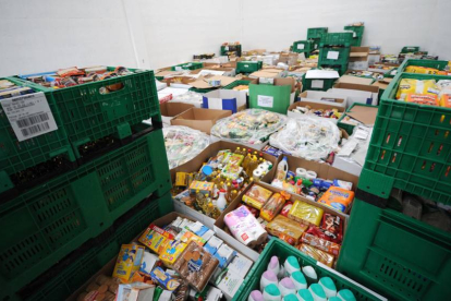 El almacén del Banco de Alimentos lleno a rebosar tras la campaña de recogida en la que se recolectaron 150 toneladas de toda clase de comida.-ISRAEL L. MURILLO