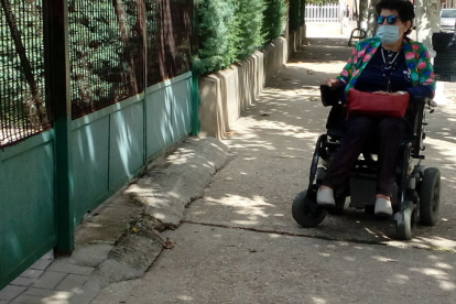 Uno de los accesos al centro, invialble para la silla de ruedas de Valentina. ECB